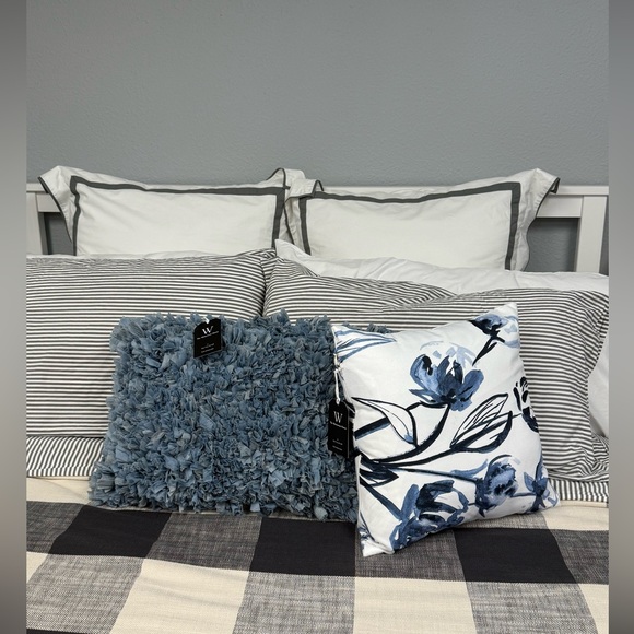 Throw Pillow Sky Blue and Navy Floral Motif - Picture 5 of 5